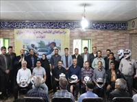 تقدیر از موتورسواران قانونمند با اهدای کلاه ایمنی رایگان در روستای حسین آباد دفتری